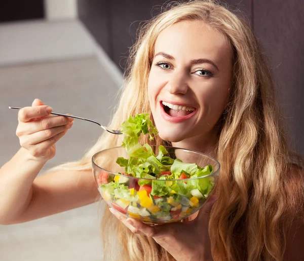 Jovem mulher preparando salada vegetal — Fotografia de Stock