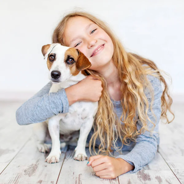 Niño feliz con perro —  Fotos de Stock