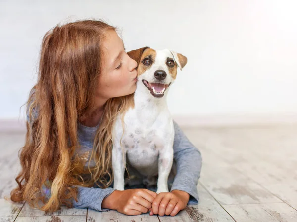 Criança feliz com cão — Fotografia de Stock