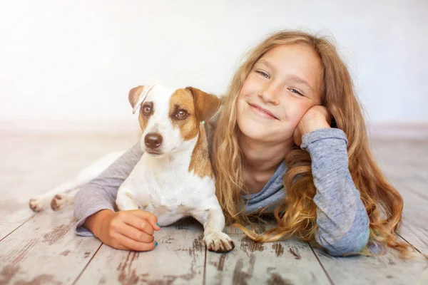 Criança feliz com cão — Fotografia de Stock