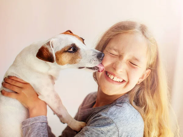 Criança feliz com cão — Fotografia de Stock