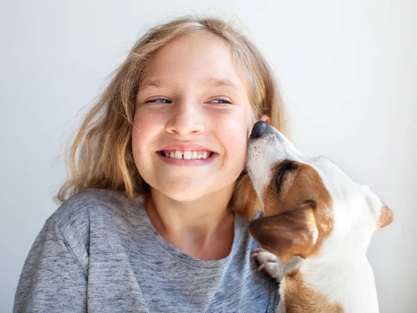 Criança feliz com cão — Fotografia de Stock