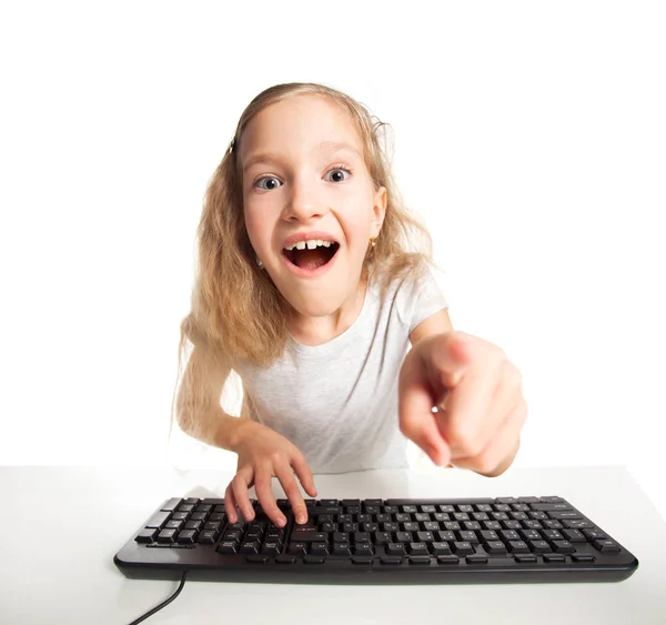 Дитина дивиться на комп'ютер — стокове фото