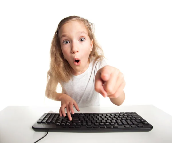 Child looking at a computer — Stock Photo, Image