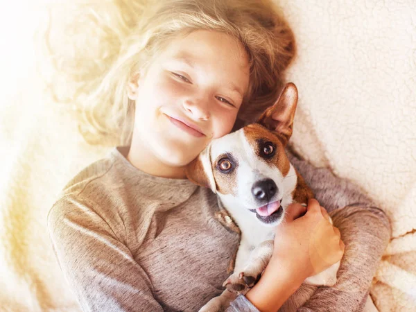 Улыбающийся ребенок с собакой — стоковое фото