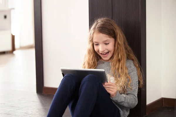 Criança brincando no tablet — Fotografia de Stock