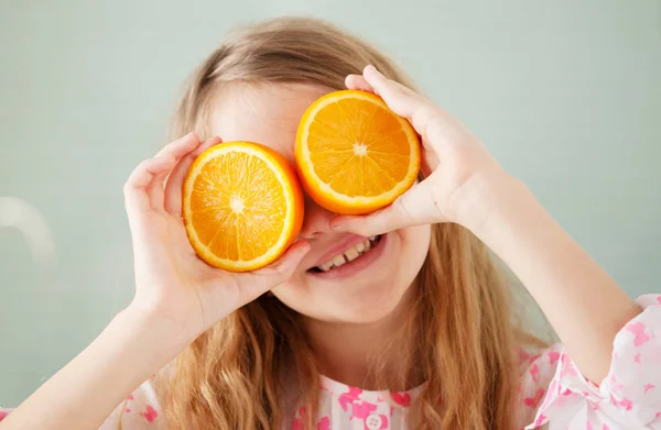 Glada flicka med orange — Stockfoto