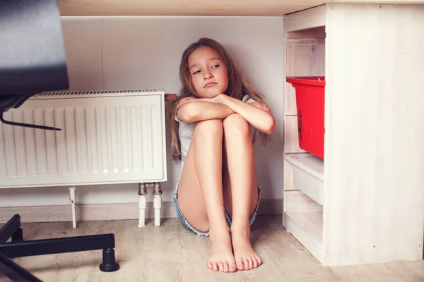 Criança triste em casa — Fotografia de Stock