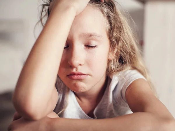 Niño triste en casa — Foto de Stock