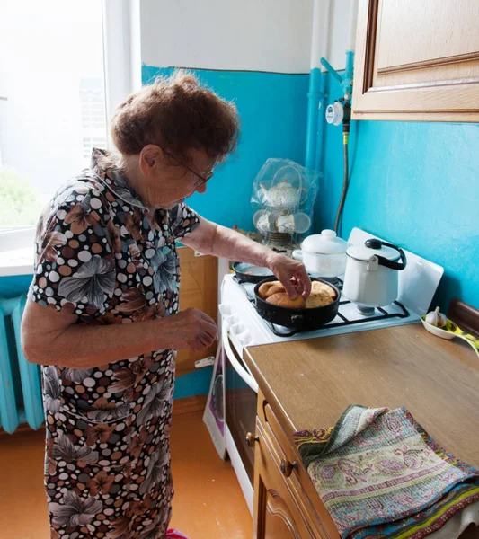 Mutfakta yaşlı kadına — Stok fotoğraf