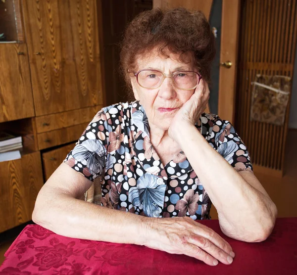 Ηλικιωμένη γυναίκα στο σπίτι — Φωτογραφία Αρχείου