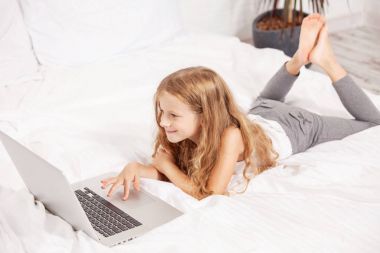 dizüstü bilgisayar ile çocuk