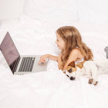 Çocuk ve köpek dizüstü bilgisayar ile