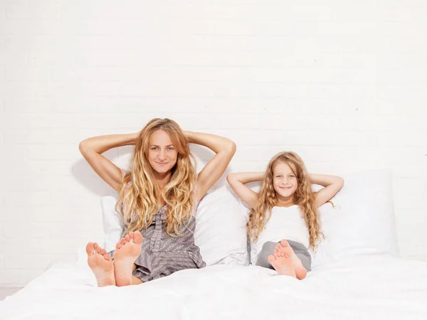 Mor med barn i sängen — Stockfoto