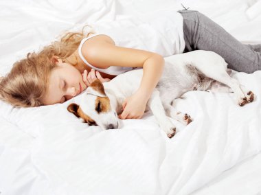 Köpek ile uyuyan çocuk