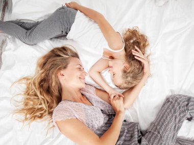 Yatakta çocuk ile anne