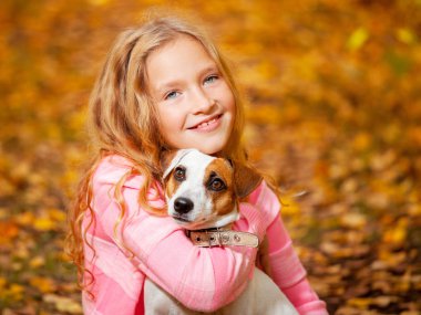 Çocuk ile köpek sonbahar