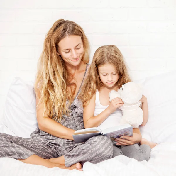 Kobieta z dzieckiem, czytanie książki — Zdjęcie stockowe