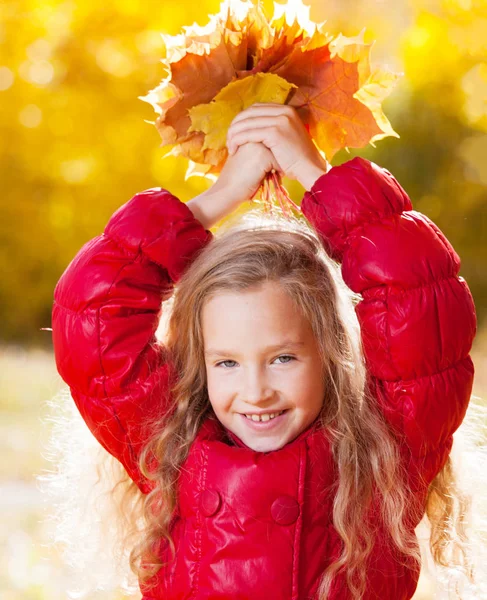 Девушка осенью — стоковое фото
