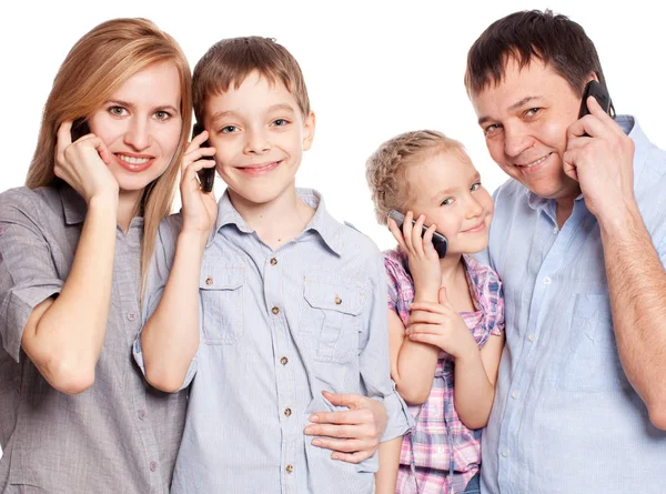 Föräldrar med barn med mobiltelefon — Stockfoto