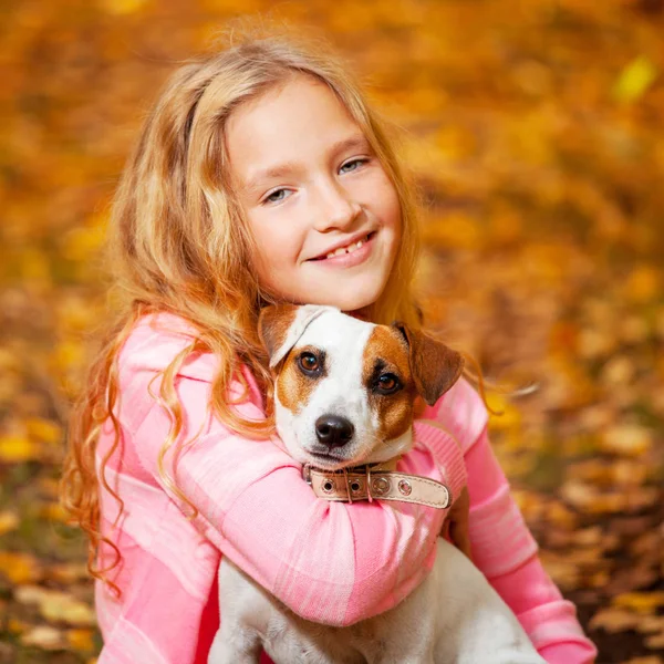 Criança com cão no outono — Fotografia de Stock