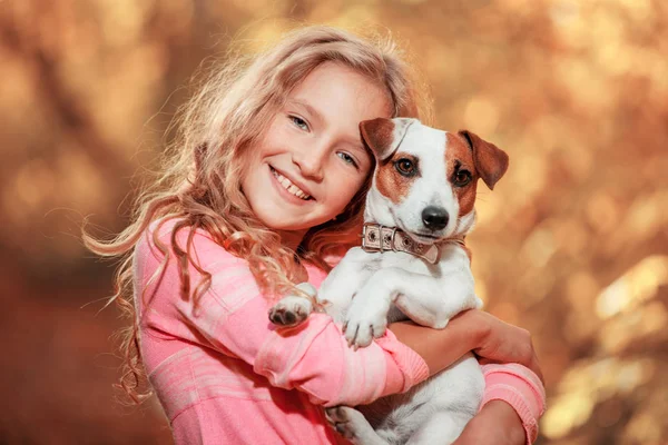 Criança com cão no outono — Fotografia de Stock