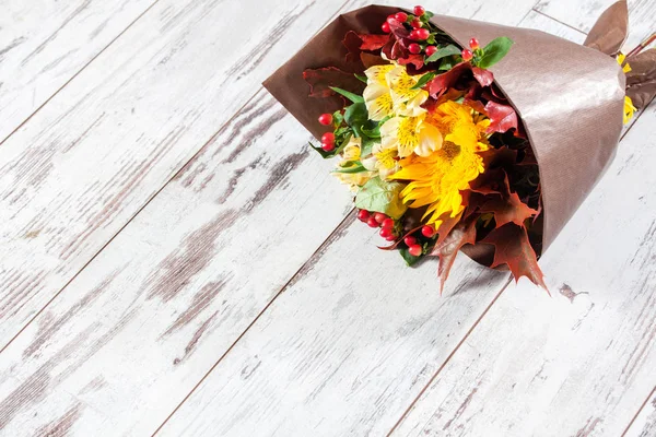 Bouquet flowers on floor — Stock Photo, Image