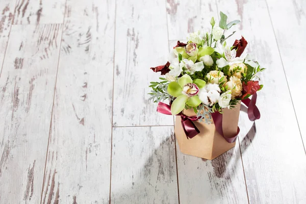 Bouquet flowers on floor — Stock Photo, Image