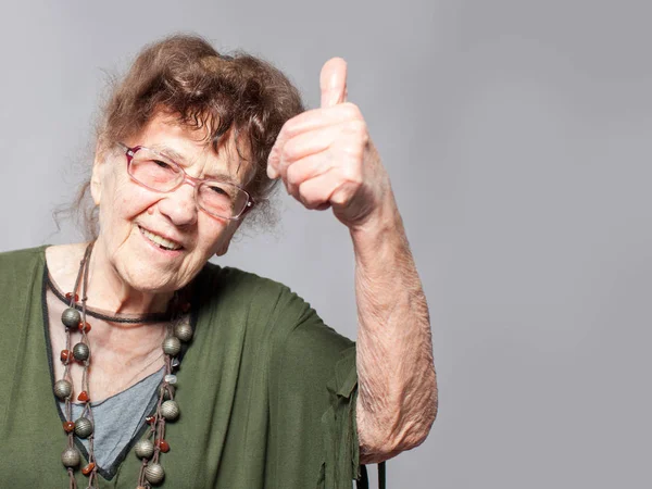 Oma vrouw in studio — Stockfoto