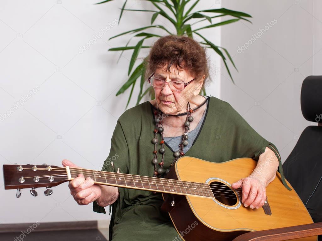90 year old grandmother to play the guitar