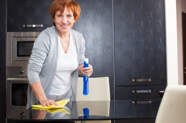 Kadın mutfağı temizliyor