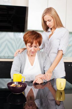 üzgün anne kızı yatıştırır