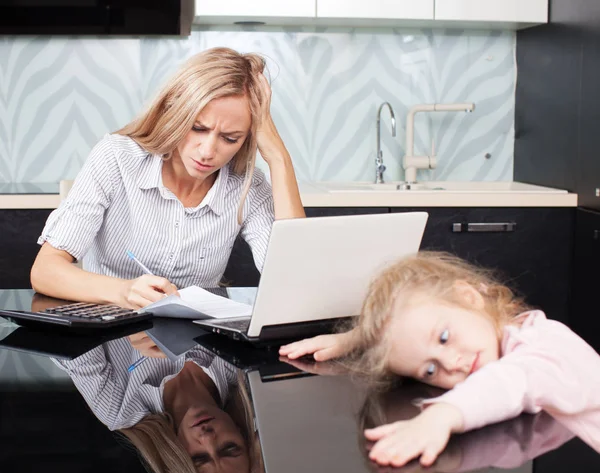 Frauen arbeiten zu Hause — Stockfoto
