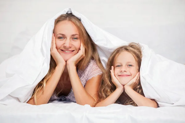 Yatakta çocuk ile anne — Stok fotoğraf