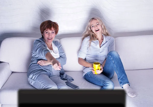 Madre con hija adulta viendo televisión —  Fotos de Stock