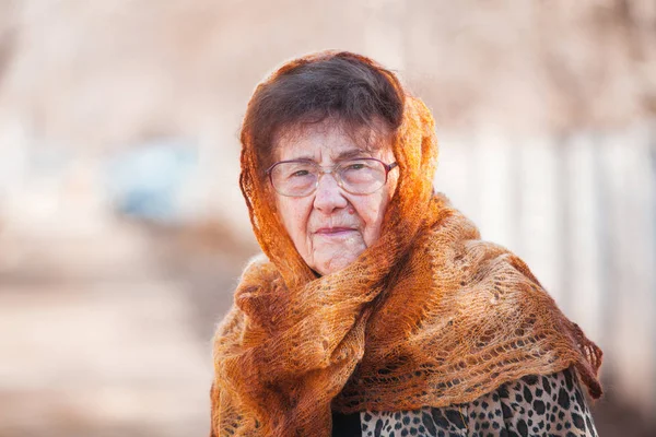 Ηλικιωμένη γυναίκα σε εξωτερικούς χώρους — Φωτογραφία Αρχείου