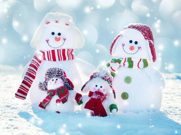 Bonhomme de neige en famille sur neige — Photo