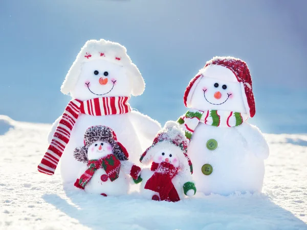 Bonhomme de neige en famille sur neige — Photo