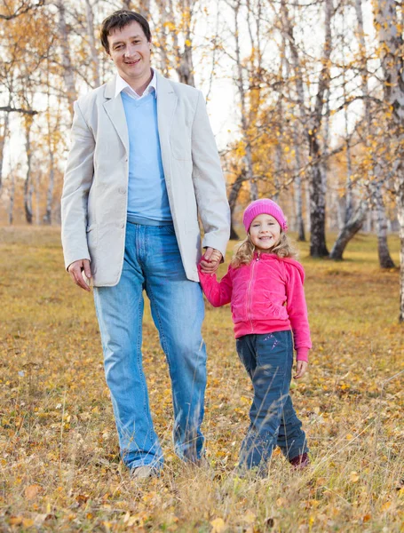 Far leker med dottern — Stockfoto