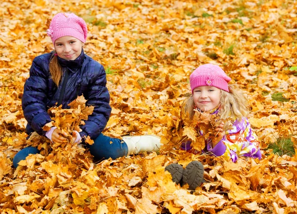 Bambini al parco autunnale — Foto Stock