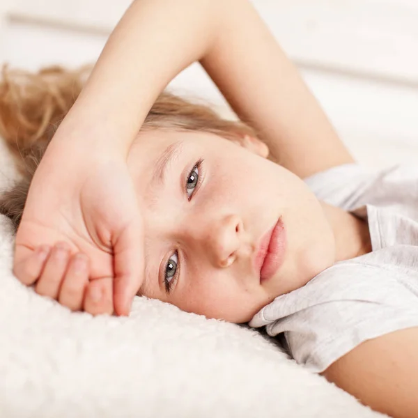 Unhealthy child lying in bed — Stock Photo, Image