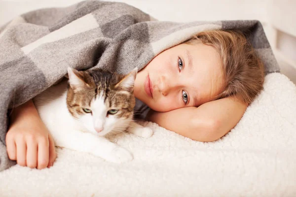 Sağlıksız çocuk yatakta yatan