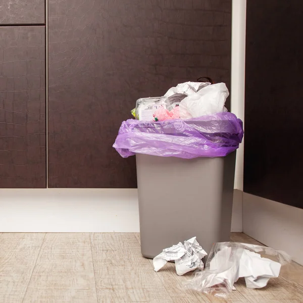 Ведро мусора на кухне — стоковое фото