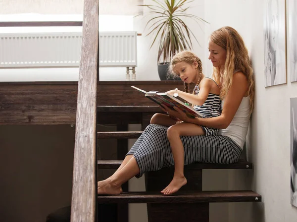 Mamma med barn läsa bok — Stockfoto