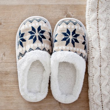 Ahşap zeminde terlikler