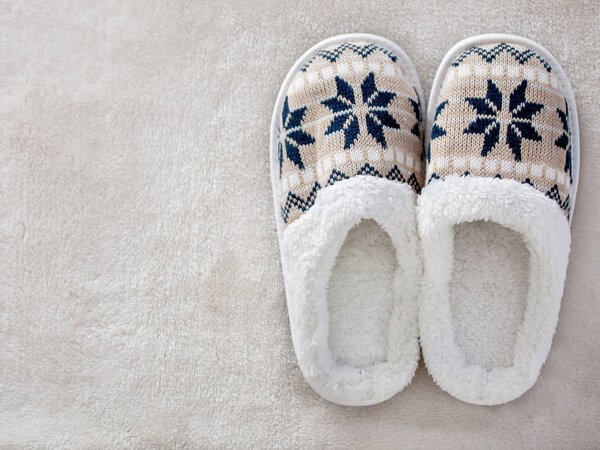 Тапочки на ковре
