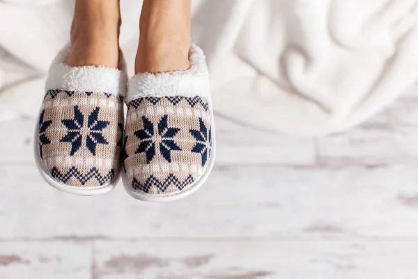 Vrouwelijke benen in slippers — Stockfoto