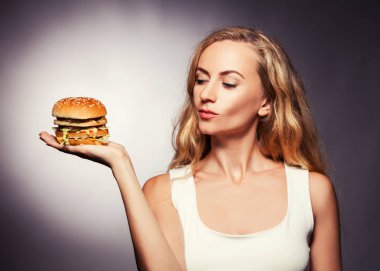 Kadın, hamburger