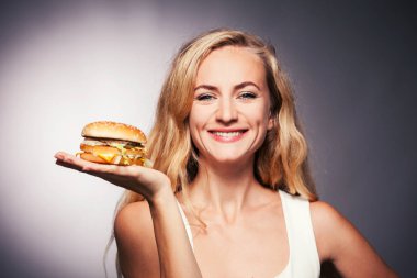 Kadın, hamburger