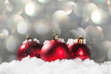 Karda noel süslemesi